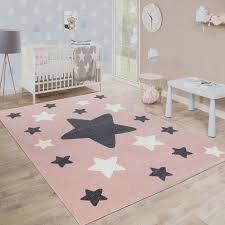 Pour votre salon ou votre chambre, par exemple, vous optez pour une descente de lit design et à motifs ou un très grand tapis qui trouvera tout naturellement sa place sous votre canapé et votre table basse. Tapis Chambre Enfant Tapis Enfant Grands Et Petits Etoiles Rose Gris 160x220 Cm Achat Vente Tapis Cdiscount