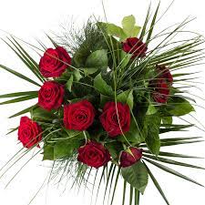 Bos rozen bloemen bestellen en laten bezorgen? Boeket Met Prachtige Rode Rozen In Een Gratis Vaas Yoursurprise