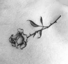Eine Winzige Schwarze Rose Idee Fur Eine Kleine Rose Tattoo Rosen Tattoo Vorlage Rosen Tattoo Kleine Rose Tattoo Rosen Tattoo Frau