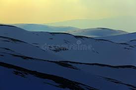 Der schneefall hat das rheinland und das ruhrgebiet erreicht. Panoramablick Von Berglandschaft Wahrend Des Sonnenuntergangs Reinweissschneefeld Gelber Himmel Weisse Wolken Norwegen Stockfoto Bild Von Weisse Wolken 70943696