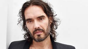 Russell Brand fue demandado por abuso sexual en Reino Unido