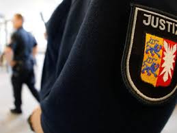 Oppositionen mot mohammad siyad barres regim organiserades ofta utifrån klantillhörighet. Messerstecherei Somalier Vor Gericht