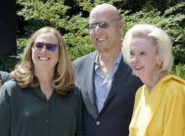 Последние твиты от joel glazer (@baldcuntmf). Owners Of Super Bowl Bound Tampa Bay Buccaneers Have Palm Beach Ties