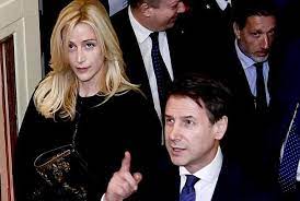 Shawn john era già nato dalla relazione di mamma con un poeta e scrittore inglese, john shadow e in famiglia paladino è arrivato con. Giuseppe Conte E La Scorta Indagine Su Olivia Paladino In Fuga Dalle Iene Corriere It