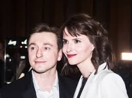 В 1990 году безруков дебютировал в кино, сыграв эпизодическую роль в фильме «похороны. Jvgrsqipsdjvum