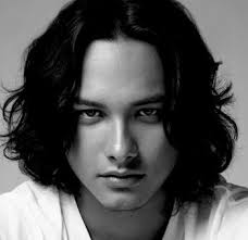 Menariknya, dari cerita itu, aktor nicholas saputra disebutkan tetap ikut antre bersama warga umum lainnya. Nicholas Saputra Page Posts Facebook