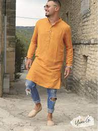 Chemise homme en voile ajouré et très fin de coton aux détails précieux et finitions soignées, la peau est sublimée sous la transparence discrète. Tunique Homme Achill Safran Yami Gi