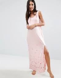 La chemise de nuit pour future maman, elle, est idéale pour les soirées cocooning. Asos Maternity Chemise De Nuit Longue D Allaitement Parsemee D Etoiles Asos