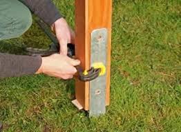 Anleitung H Pfostenanker Fur Holzpfosten Einbetonieren Diy Info Holzpfosten Pfosten Flaschenoffner Wand