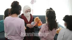 Cumhurbaşkanı recep tayyip erdoğan'ın konutunun bulunduğu üsküdar kısıklı'daki mobese kameralarının 17 aralık 2013 öncesinde otomatik değil manuel olarak çalıştığı öne sürüldü. Emine Erdogan Dan Sevgi Evindeki Cocuklara Ziyaret