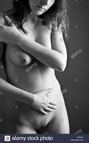schlanke sexy nackt nackte Mädchen junge Frau im Studio (schwarz und weiß,  Monchrome) ordentlich getrimmt Schamhaare Stockfotografie - Alamy