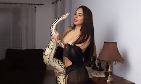 Unlock Gloria Torres La Vacuna's full uncensored collection