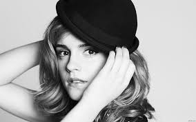 Wallpaper foto wanita skala abu-abu HD unduh gratis