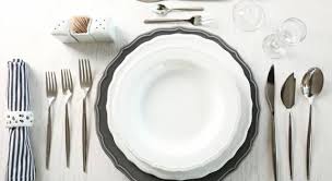 Come riferimento tenete circa la punta del coltello, in ordine decrescente, a scalare verso destra. Come Apparecchiare La Tavola Con Le Regole Del Bon Ton
