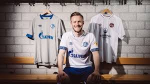Tragt euer trikot, hängt eure fahnen an eure balkons, malt spruchbänder und hängt diese in der stadt auf. Schalke So Sieht Das Trikot Furs Spiel In Nurnberg Aus S04