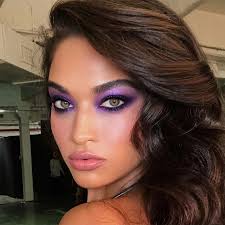 Neon Lidschatten Smokey Eyes Lila 80er Jahre Makeup Anleitung 80s Look Tutorial 80er Jahre Make Up Lila Make Up Editorial Make Up