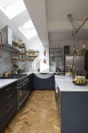 10 Delicates Renovations De Cuisine Des Annees 80 Sur Un Budget Idees En 2020 Extensions De Cuisine Renovation Cuisine Eclairage Cuisine