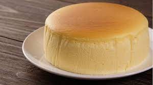 Nun einen gitterrost über ein mit heißem wasser gefülltes backblech in den backofen geben. Kasekuchen Rezept Fluffiger Kuchen Fur Den Sommer Aus Nur 3 Zutaten Brigitte De