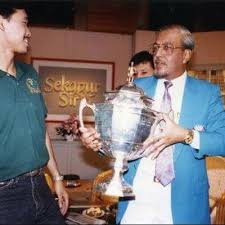 Tan sri yaakob latiff telah berkhidmat sebagai datuk bandar kuala lumpur yang kedua selama 10 tahun. Bekas Datuk Bandar Kuala Lumpur Tan Sri Elyas Omar Meninggal Dunia