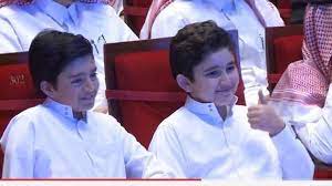 وأخيراً سقط بقوة الشارع في تشرين الأول 2019. Ø¹Ø¨Ø¯Ø§Ù„Ø¹Ø²ÙŠØ² Ø³Ø¹Ø¯ Ø§Ù„Ø­Ø±ÙŠØ±ÙŠ Ø¨Ø§Ù„Ø«ÙˆØ¨ Ø§Ù„Ø¨ÙŠØ¹Ø© Ù„Ù„Ø´ÙŠØ® Ø³Ø¹Ø¯ Ø§Ù„Ø­Ø±ÙŠØ±ÙŠ Facebook
