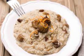 150 gr di riso 2 manciate di castagne secche 80 gr di gorgonzola brodo vegetale 1 scalogno olio evo sale pepe. Ricetta Risotto Alle Castagne Non Sprecare