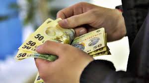 Salariul minin crește încă din ianuarie 2021, însă noua valoare a salariului minim îi nemulțumește pe cei din sindicate, aceștia spunând că majorarea este nesemnificativă. Salariul Minim Pe Economie 2021 Ce Se IntamplÄƒ Cu CreÈ™terea Salariului