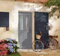 Porte D Entree Bois Classique Mi Vitree 1 2 Vitree Double Vitrage Serigraphie Noir Classe P2a Poignee Sur Plaque Rustique Mode Deco Small Apartments Earth