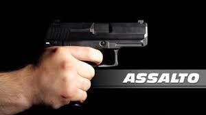 Resultado de imagem para   PM tira a arma da bolsa e dÃ¡ tiro certeiro em assaltante no centro da cidade