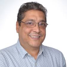 Balancing Logic and Emotions in Relationship Building