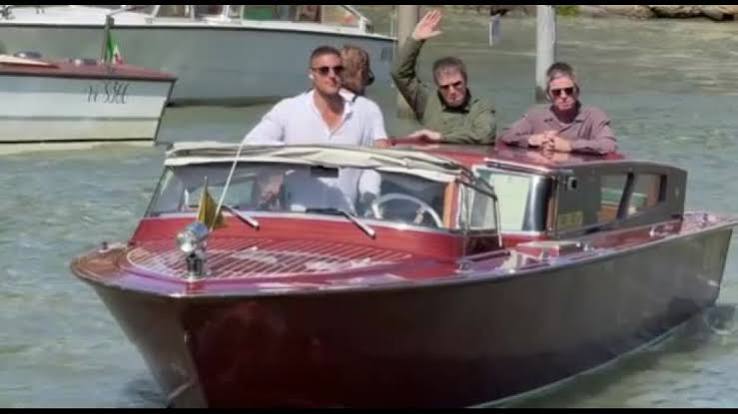 Venezia, l’arrivo in barca degli Oasis Liam e Noel Gallagher