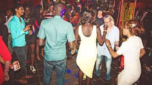 Les bars, pubs et clubs de nuit, sont des lieux qui regorgent de belles filles. Senegal Reouverture Des Salles De Spectacles Apres Six Mois De Fermeture Le360afrique Com