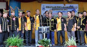 Lelakinya memakai baju gaung, seluar souva, bengkung toogot dan pakain kepala yang disebut siga. Memartabat Baju Tradisi Sabah Utusan Borneo Online