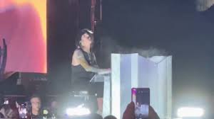 TOMMY LEE Plays First Three Songs Of MÖTLEY CRÜE's Concert In Miami,  Returns For 'Home Sweet Home' - BLABBERMOUTH.NET