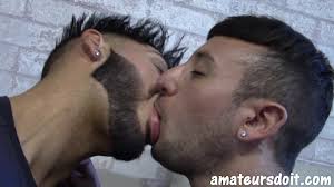 Австралийский парень с экстремальными сочными губами и большим членом сырой  трахает милый австралийский пассивный любитель