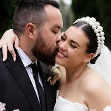 A classic yellow gold band for this Trilogy engagement ring 💍 Swipe to see  the process 💛