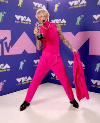 Latest machine gun kelly videos. Machine Gun Kelly Rocked A Pink Suit At The Vmas Popsugar Fashion