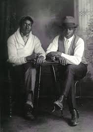 The trends toward relaxing wear that was designed for youth took over 1920s men's fashions. 1920s Men S Fashion What Did Men Wear In The 1920s
