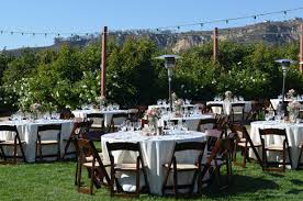 Round Dining Tables With Ivory Linens And Fruitwood Folding Chairs At Gerry Ranch Round Dining Table Round Dining Table Decorations