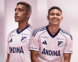 Millonarios: Nueva Camiseta Rosada y las Más Curiosas de su Historia - Imagen principal del artículo