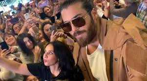 He is an actor, known for elimi birakma (2018), ask laftan anlamaz (2016) and ceberrut (2016). Simdi Demet Ozdemir Can Yaman In Attigi Tasa Yanit Vermez Ama Verseydi Ne Soylerdi