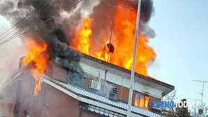 Improvviso incendio in un capannone a moniego di noale: Incendio In Viale Xxv Aprile A Rosta A Fuoco Una Casa Tetto E Appartamenti Colonna Di Fumo 15 Febbraio 2021 Cane Morto Carbonizzato