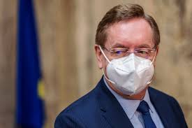 Arenberger wurde im mai 2018 vom abgeordnetenhaus des parlaments der tschechischen republik zum mitglied im aufsichtsgremium. Vlada Potvrdila Zakaz Setkavani Vice Nez Dvou Lidi Globe24 Cz