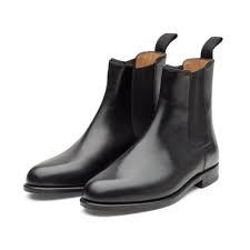 Chelsea boots are a masculine yet elegant footwear choice, offering classic style as well as comfort and durability. Ladies Chelsea Boot Black Manufactum
