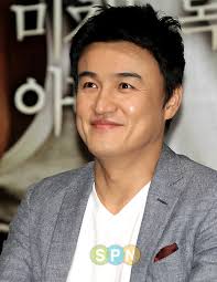 신장은 178cm이고 체중은 68kg인 그는 1966년 서울에서 출생하여 용산 고등학교 졸업 이후 중앙대학교 연극영화학과 학사 학위를 거쳐 미국 뉴욕 대학교 티시 예술대학원 예술학 석사 학위하였는데 kbs 11기 탤런트 시험에 응시했으나 2차에서. í¬í†  ë°•ì¤'í›ˆ ì¸ìží•œ ì•„ë¹  ë¯¸ì†Œ