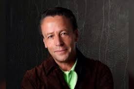 El actor fue directo y tajante sobre las declaraciones que dio su primogénito, quien aseguró en televisión que tomaba terapia para no parecerse a él. Alfredo Adame Corre De Su Casa A Uno De Sus Hijos Por Esta Razon