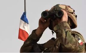 Le 21 avril, une vingtaine de généraux, une centaine de hauts gradés et plus d'un millier d'autres militaires cosignaient une tribune parue dans valeurs actuelles, évoquant « le. 3ednh 0amdeem