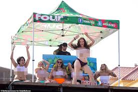 Обновлен 8 мая 2013 г. Covid Us Spring Breakers Ditch Masks And Social Distancing Rules On South Padre Island Texas Straightnewsonline Com