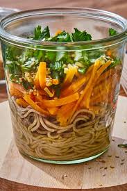 Ein Tolles Rezept Fur Das Mittagessen Im Buro Sesam Ingwer Nudeln In Nur 15 Minuten Vorbereitet Und Klasse Zum Mitn Fodmap Rezepte Rezepte Lebensmittel Essen