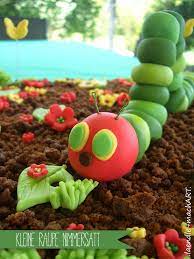 Den abgekühlten kuchen aus der springform lösen und rot glasieren. Kleine Raupe Nimmersatt Grosse Torte Fur Kleine Menschen Handmade Kultur Die Kleine Raupe Nimmersatt Raupe Raupe Nimmersatt