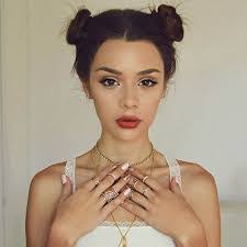 Florence Dickinson's Instagram, Twitter & Facebook